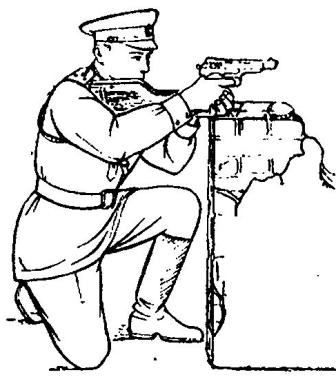 Рис. 79. Положение для стрельбы с колена с упора с применением кобуры-приклада