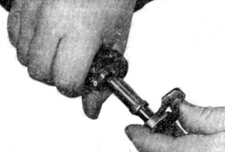 Рис. 42. Вставление ствола с патроном в ствольную коробку