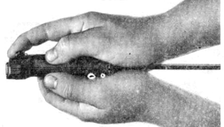 Рис. 43. Положение рук при нажатии на спуск при придельной стрельбе