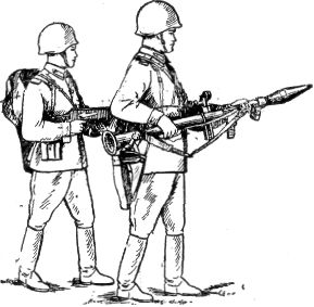 Рис. 46. Переноска гранатомета и гранат при движении в атаку 