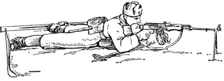 Рис. 76. Положение для стрельбы лёжа с лыж