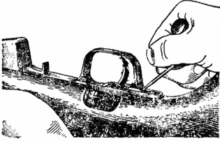 Рис. 10. Утапливание защелки спусковой скобы при отделении ударно-спускового механизма