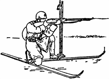 Рис. 77. Прикладка для стрельбы с лыж в положении с колена
